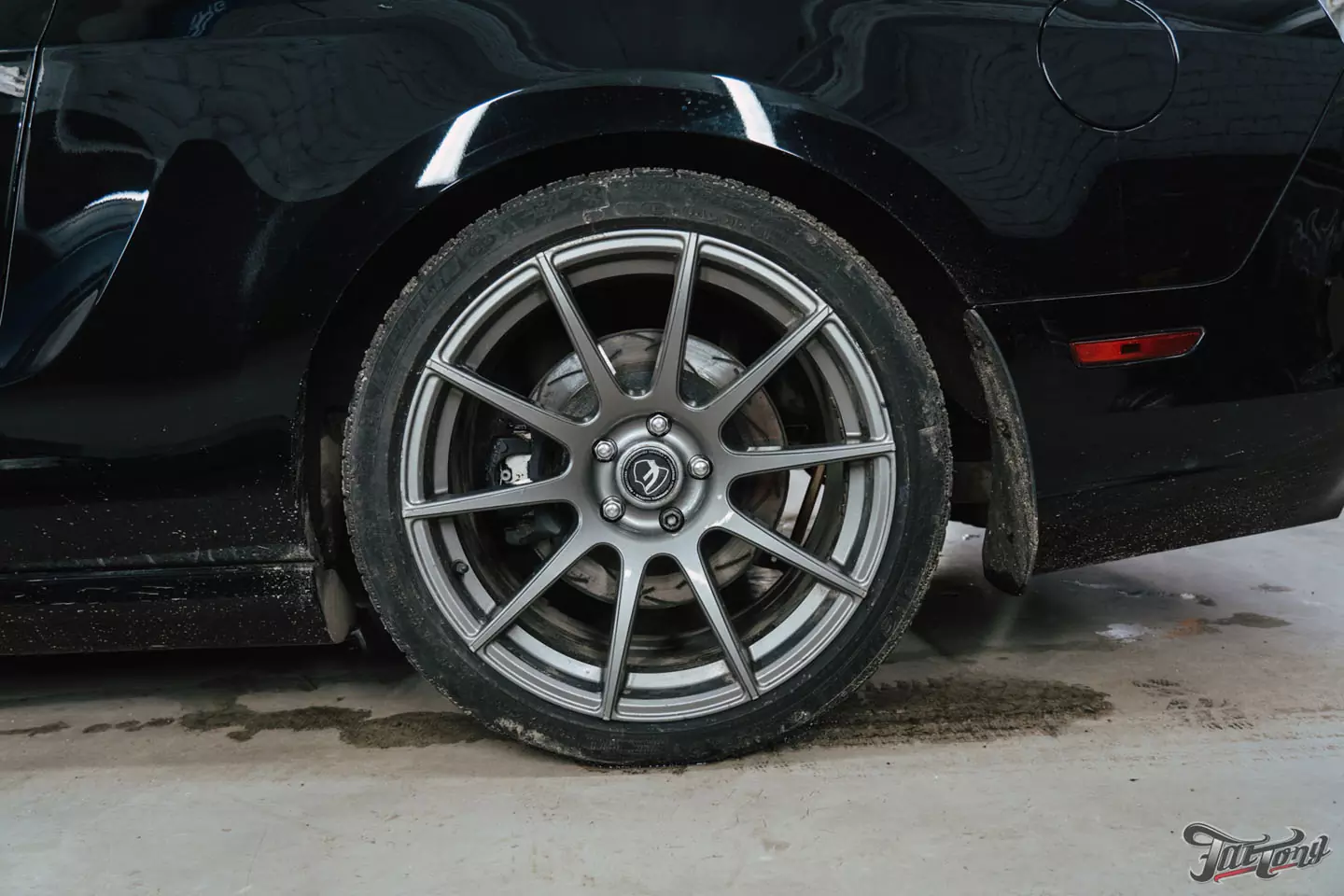 Техническое обслуживание Ford Mustang, установка усиленной тормозной системы, окрас и керамика дисков